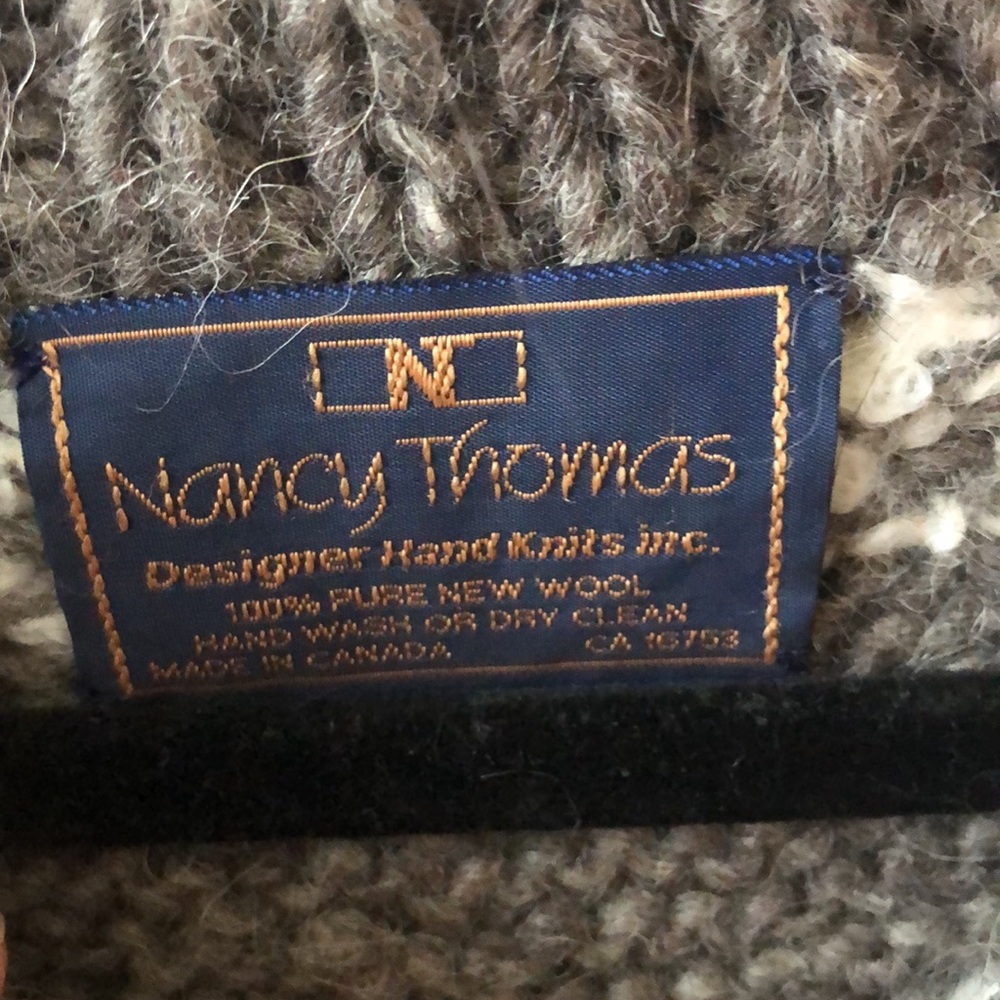 Hand knit wool cottage core sweater with lambs - Picture 3 of 3